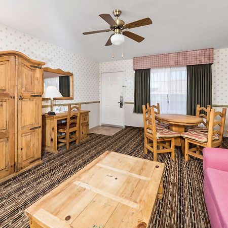 Grapevine Days Inn By Wyndham Lebec מראה חיצוני תמונה