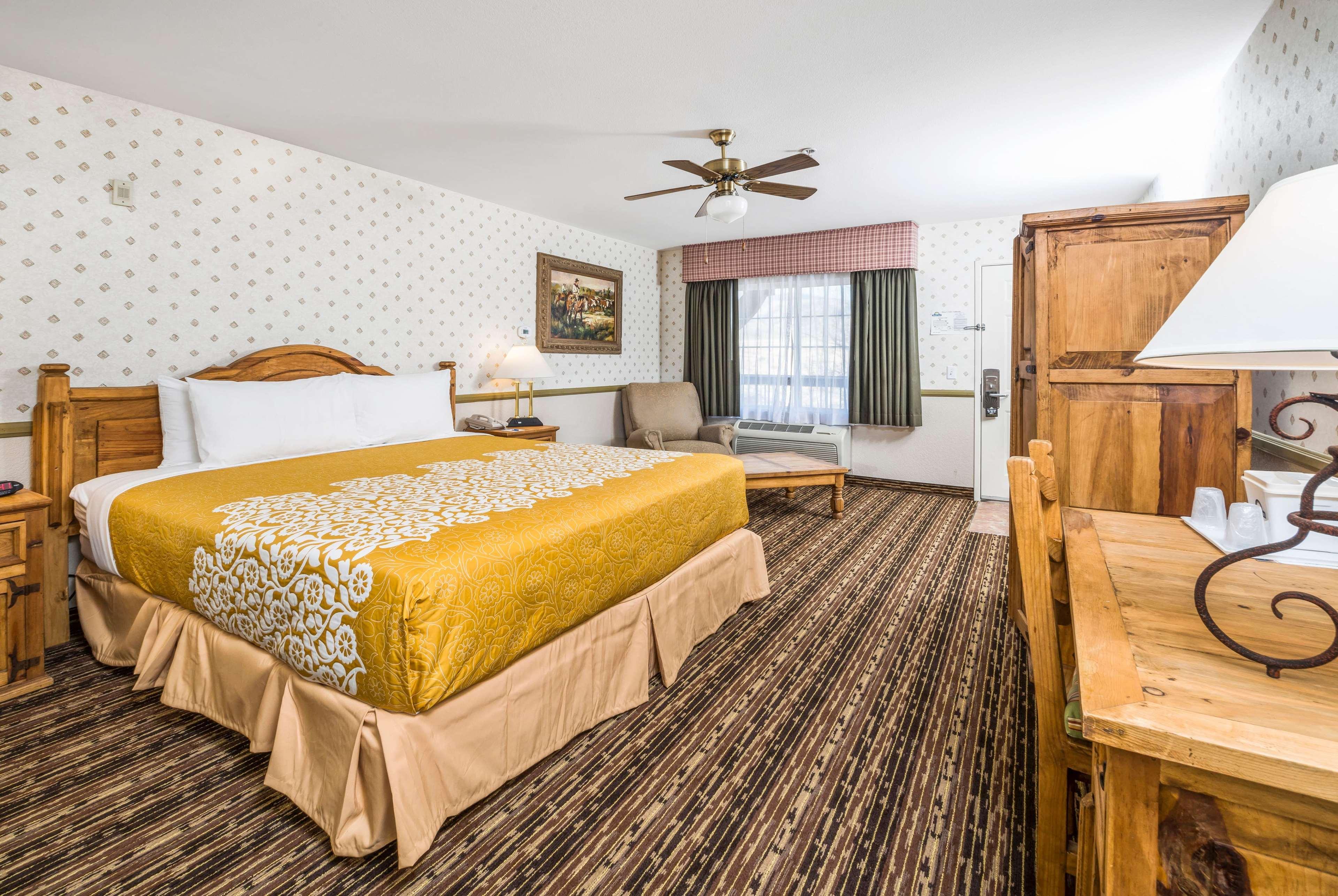 Grapevine Days Inn By Wyndham Lebec מראה חיצוני תמונה