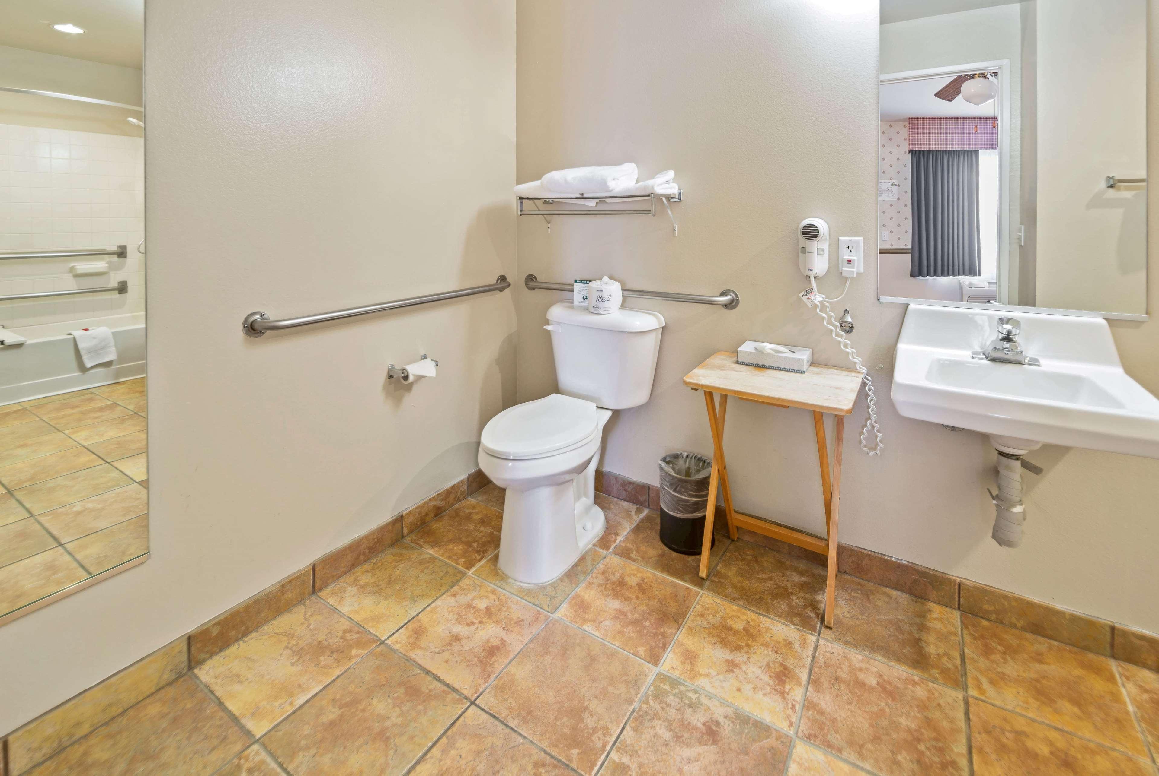 Grapevine Days Inn By Wyndham Lebec מראה חיצוני תמונה