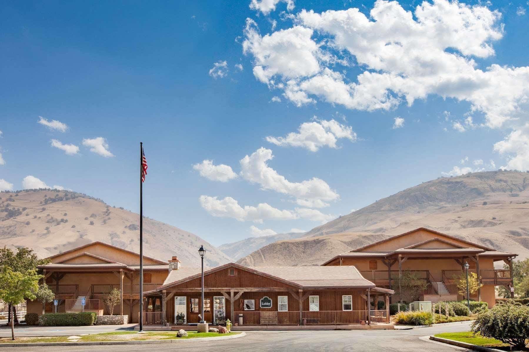 Grapevine Days Inn By Wyndham Lebec מראה חיצוני תמונה