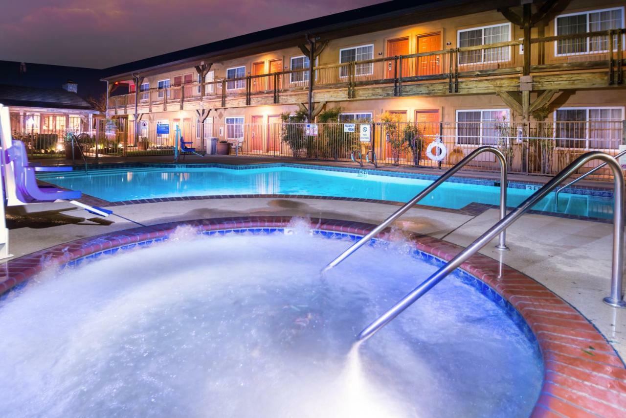 Grapevine Days Inn By Wyndham Lebec מראה חיצוני תמונה